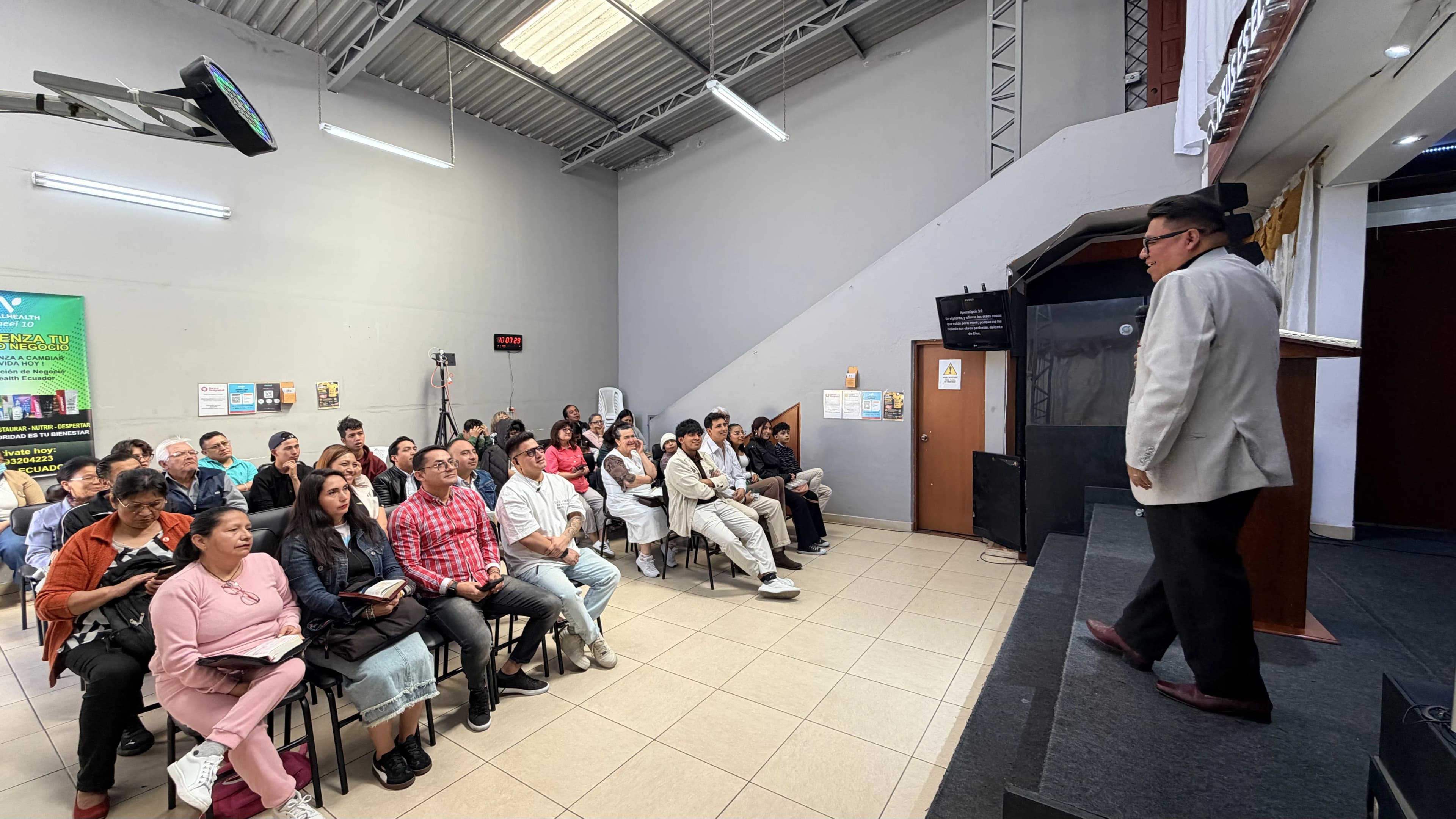 Registro documental de la congregación JirheEl reunida en adoración